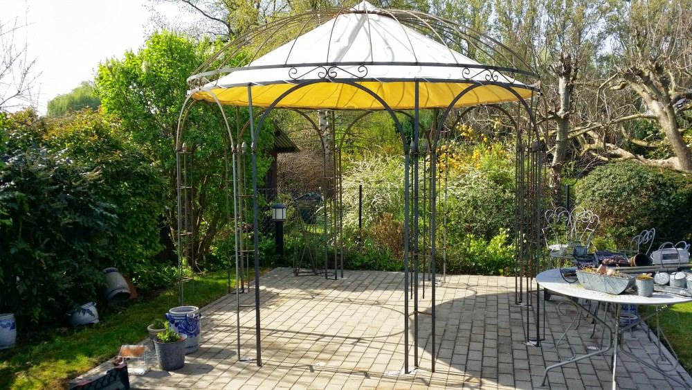 Kiosque avec toile