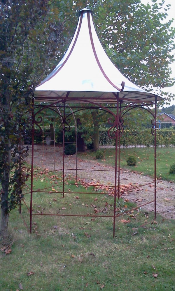 Kiosque couvert de zinc